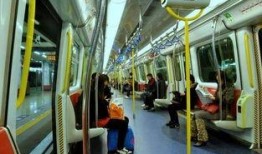 地铁吃瓜拍照,记录城市生活瞬间