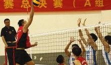 大学生打排球吃瓜,学子挥汗吃瓜，青春活力无限