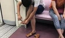 地铁吃瓜拍照,记录城市生活瞬间