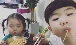 哥哥与妹妹吃瓜,共享夏日清凉时光