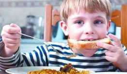 小孩咬耳朵吃瓜,揭秘小孩咬耳朵吃瓜的趣味瞬间