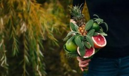 吃瓜小熊捧花,一场甜蜜的夏日浪漫邂逅