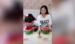 妹妹一起吃瓜,一起吃瓜，共享欢乐时光