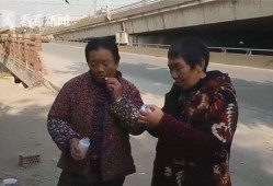 村头吃瓜大爷大妈,大爷大妈的欢乐时光