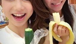 妹妹一起吃瓜,一起吃瓜，共享欢乐时光