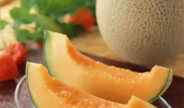 明浩吃哈密瓜,明浩畅享哈密瓜美味时光