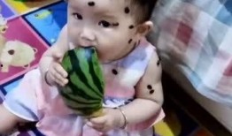 哥哥与妹妹吃瓜,共享夏日清凉时光