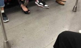 地铁吃瓜拍照,记录城市生活瞬间