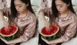 越南女人吃瓜视频,揭秘越南网红吃瓜文化