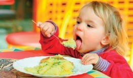 小孩咬耳朵吃瓜,揭秘小孩咬耳朵吃瓜的趣味瞬间